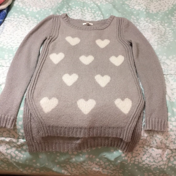 A cream/grey cozy sweater with hearts - Picture 1 of 3